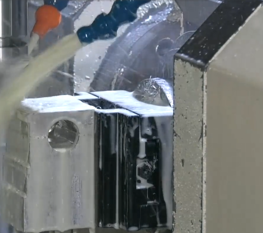 Uma imagem que descreve o processo de eletroplatação, mostrando a deposição de metal em um substrato para maior durabilidade e aparência.